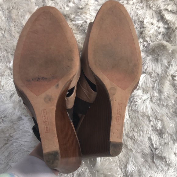 VINCE CAMUTO VADO Tan leather Wedge Sandal - Picture 10 of 15